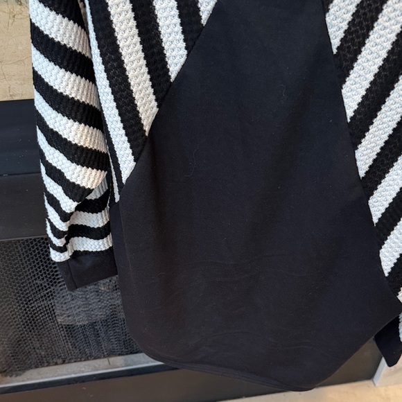 Black and White Striped knit top.  Size XL.  Worn several times.  Listing #21101 - Picture 5 of 9